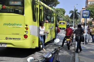 Las motos parqueadas en la estación de Metrolínea son un impedimento para los usuarios que se suben o bajan del bus. - Laura Herrera /GENTE DE CABECERA