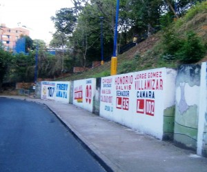 En la imagen enviada por el lector se evidencia la campaña política en uno de los muros del parque La Loma. - Suministrada Rodrigo Velasco / GENTE DE CABECERA