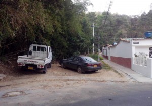 Un vecino de Pan de Azúcar solicita que no se parqueen por mucho tiempo los vehículos en este sitio. - Suministrada / GENTE DE CABECERA