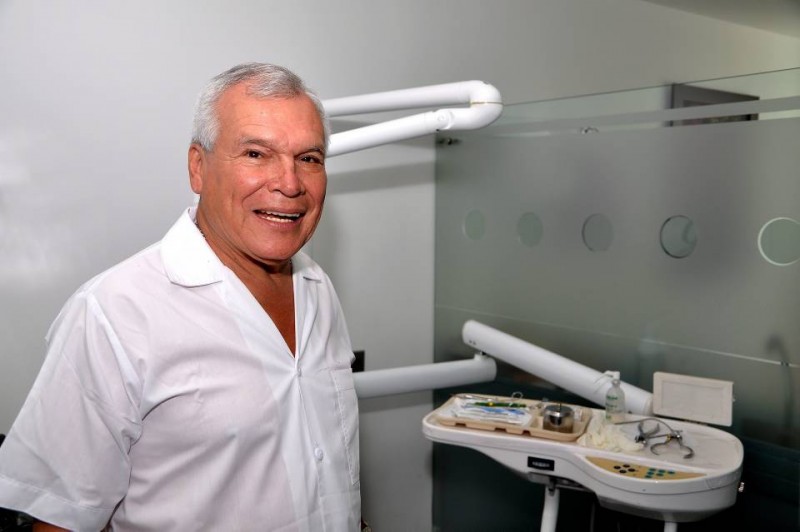 El doctor Alonso Amaya dice que la necesidad de acudir a un odontólogo de antes y ahora es la misma, por salud, aunque resalta la tendencia de estética y belleza de hoy en día