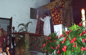 En la Vigilia Pascual se rememora la Resurrección del Señor, también se bendicen agua y fuego en un acto especial. Es la celebración más importante de la Semana Santa.