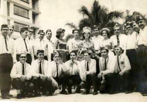 Junto a la Reina Nacional de la Belleza 1963, Leonor Duplat Sanjuán, promoviendo la construcción del Hospital Ramón González Valencia