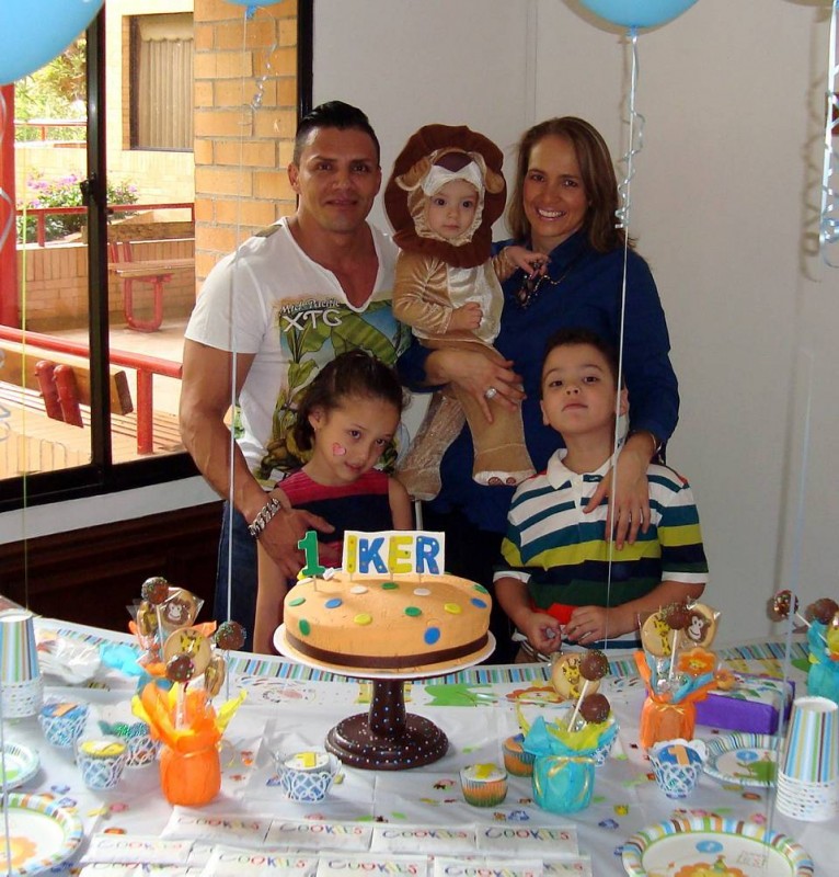 Iker Guerrero Gutiérrez y sus padres Fernando Guerrero y Carolina Gutiérrez junto con sus hermanos Luciana y Fernando. - Suministrada / GENTE DE CABECERA