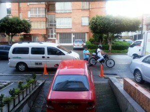 En la foto se observan carros estacionados obstaculizando la salida de vehículos de una edificación residencial vecina. - Suministrada / GENTE DE CABECERA