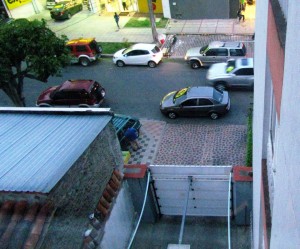 Se observa cómo los carros obstaculizan la salida de un parqueadero de un edificio residencial. - Suministrada / GENTE DE CABECERA