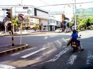 Aunque el semáforo está en rojo este motociclista quiso pasárselo, además invadiendo la cebra que es exclusiva para peatones. - Suministradas /GENTE DE CABECERA