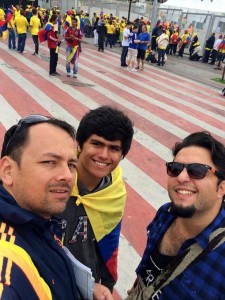 Lennin Pardo junto a sus amigos, minutos previos al encuentro Colombia – Grecia