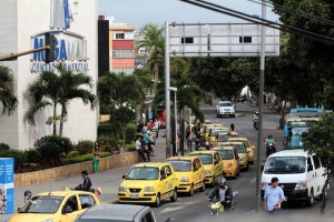 Frente a Megamall muchos taxistas se estacionan sobre la vía, obstruyendo el flujo vehicular. Lo mismo sucede alrededor de Cacique Centro Comercial. - Javier Gutiérrez/ GENTE DE CABECERA