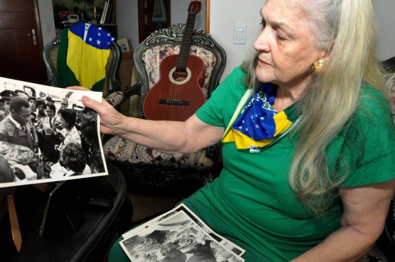 Inés Rossi Cámara nació en el estado de Sao Paulo, en Brasil y vive en Bucaramanga hace 50 años. Aquí mostrando su foto en la que saluda a Pelé, en 1976