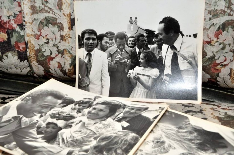 En sus fotos aparecen junto a Pelé sus hijas, su esposo (quien tiene una cámara colgando) y el periodista Luis Enrique Figueroa. Quien espera el autógrafo es Amelia Lucía, su niña.