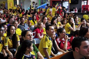 En muchos sitios de Cabecera los hinchas se reúnen y disfrutan con tranquilidad los partidos de la Selección Colombia