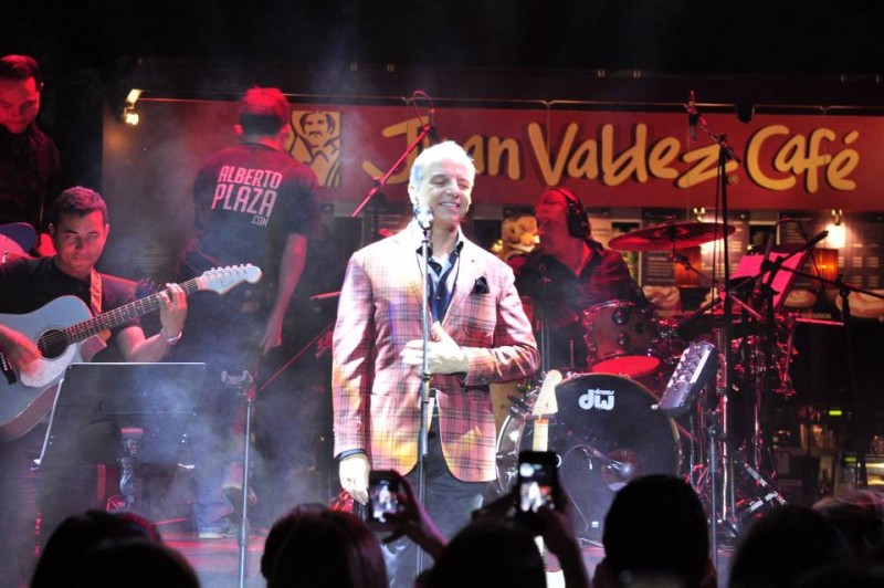 Alberto Plaza estuvo dando un concierto privado a los clientes de Parque Caracolí