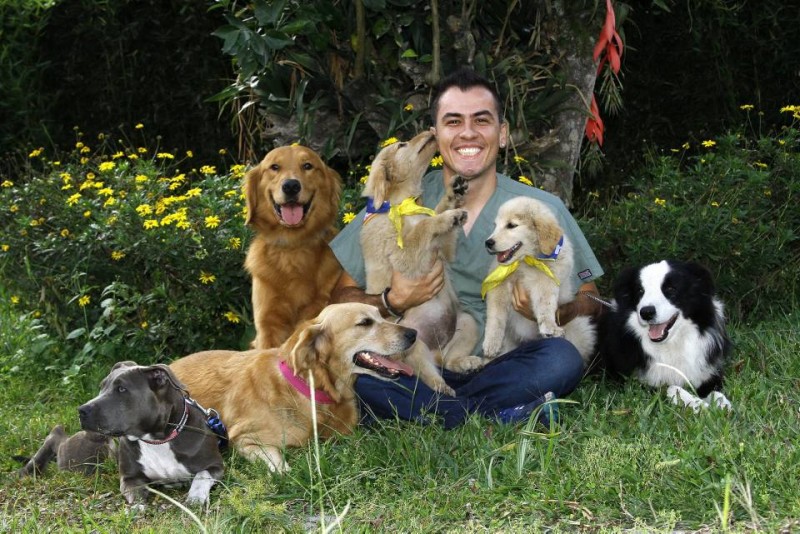 El amor que Daniel Torrado Cabrales profesa por los perros es tan grande como su interés por ayudar a personas en condición de discapacidad. Las terapias asistidas son el reto personal con el que busca unir estas dos grandes pasiones en su vida. (Foto César Flórez)