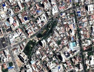 Vista satelital del parque Mejoras Públicas, un pulmón verde rodeado de casas antiguas y edificaciones nuevas, como la de la carrera 27.