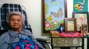 Doña Laura disfrutó en el estudio fotográfico que sus hijos le hicieron para celebrar sus 100 años. - Fotos: Suministradas / GENTE DE CABECERA