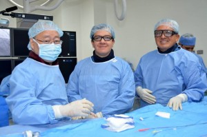 El director del Instituto del Corazón de Bucaramanga, Héctor Hernández junto al doctor japonés Shigeru Saito y al doctor Boris Vesga. - Suministrada / GENTE DE CABECERA