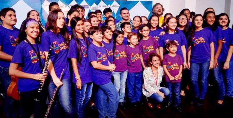 Los integrantes de Mochila Cantora tuvieron la ocasión de compartir con Juanes (al fondo)