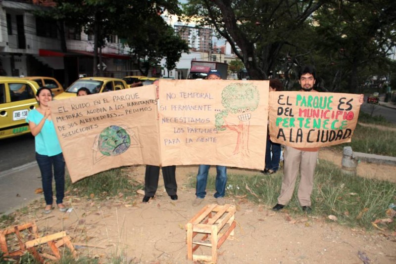 Residentes de Mejoras Públicas lideraron la manifestación frente el parque del barrio.