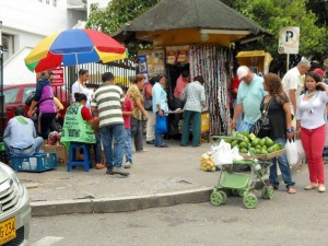 Un recorrido de Gente de Cabecera permitió establecer que varias ventas ambulantes han vuelto a ubicarse en la zona. La Alcaldía responde a esta situación.