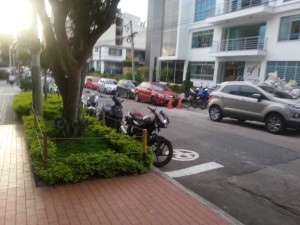 Algunos motociclistas aparcan en zonas prohibidas.