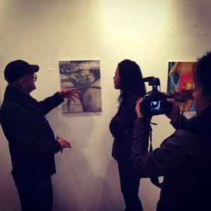 Rubén recibiendo las críticas de expertos en arte, como Héctor Marín Arias, durante su exposición en NY