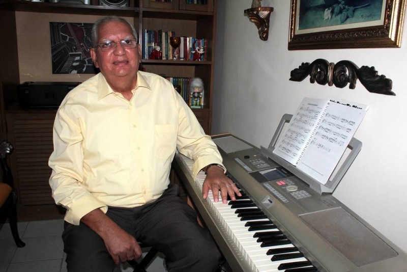 Don Jaime Abuabara tiene en su casa un piano sencillo hace diez años. Dice que son buenos, pues tienen sonoridad y pulsaciones de un piano acústico