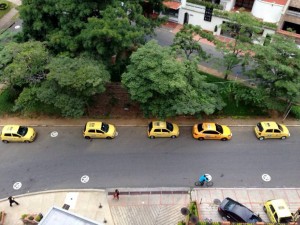 Pese a que hay una señal de ‘prohibido parquear’ en la zona, los taxistas no la cumplen. - Suministrada / GENTE DE CABECERA