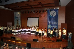 Los niños y niñas del coro de Centro Educativo Cajasan ofrecieron un concierto navideño en Neomundo. - Suministrada / GENTE DE CABECERA