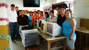 Las mujeres de la Asociación de Mujeres Artesanas de Bucaramanga Luz y Vida recibiendo los equipos donados por lectores de Gente. - / GENTE DE CABECERA