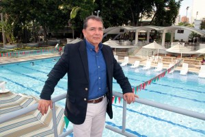 Germán Murillo, gerente del Club Unión, en uno de los sectores más significativos del lugar como son las piscinas y la terraza