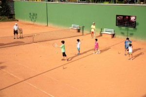 Uno de los planes de los padres de familia con sus hijos es disfrutar de las canchas de tenis del club.
