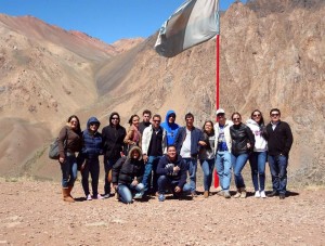 Los estudiantes a los pies del Aconcagua, en zona limítrofe entre Argentina y Chile. - Suministrada /GENTE DE CABECERA