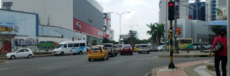 Uno de los puntos críticos de accidentalidad es la carrera 27 con avenida González Valencia, donde muchos se pasan el semáforo en rojo