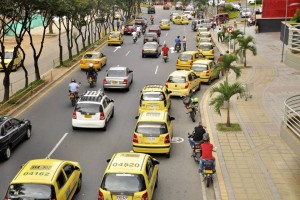 Taxistas esperando su turno, frente a Cacique.