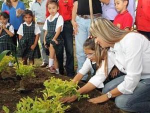 Los niños participaron en una siembra de árboles en el Parque Conucos. - Suministrada / GENTE DE CABECERA