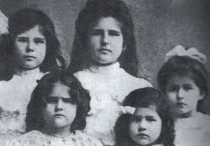 Mujeres de la familia Puyana Reyes: Emma e Isabel, y adelante: Josefina, María Luisa y Sofía.