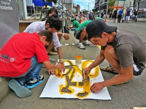 Jóvenes y adultos participaron en la propuesta de Ciclaramanga de pintar el ciclocarril en la carrera 27. - Suministrada Ciclaramanga / GENTE DE CABECERA