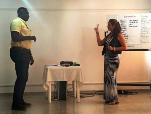 Representantes de los hoteles de Cabecera participaron en la capacitación sobre el lenguaje de señas. - Suministrada / GENTE DE CABECERA
