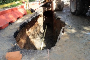 Este miércoles 15 se iniciaron las obras de cambio provisional de tubería en el cráter de la carrera 48 con calle 56, en Terrazas. - Fabián Hernández / GENTE DE CABECERA