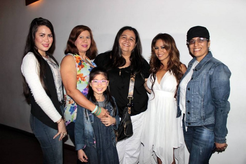 Karen Santoyo, Jackeline Nieves, Valentina Santoyo, Alba Lucía Flórez, Fatiniza y Janeth Cadena