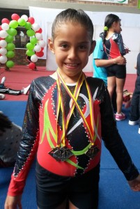 Silvia Nathalia Guzmán Serrano con sus tres medallas. - Suministrada / GENTE DE CABECERA