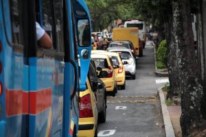 En la avenida González Valencia entre calles 56 y 59, algunos conductores dicen que los trancones crecieron por la instalación de estos reductores de velocidad