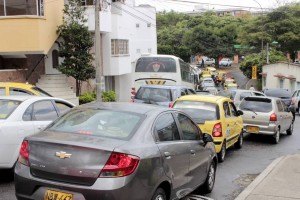 El caos vehicular en la vía entre la clínica Saludcoop y la iglesia el Divino Niño se produce por conductores que parquean a lado y lado, reduciendo el espacio de movilidad