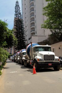 Un carril de la carrera 38 es invadido por varios camiones. - Javier Gutiérrez / GENTE DE CABECERA