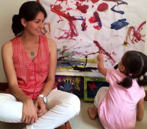 Ángela María Carreño Olarte trata de poner en práctica el método y su experiencia en el tema con su hija