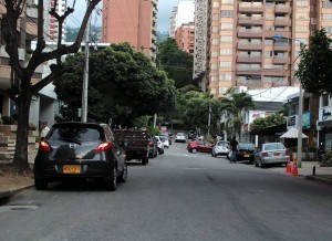 La queja por el estacionamiento de vehículos en la calle 42 con carrera 37 es constante. - Javier Gutiérrez / GENTE DE CABECERA