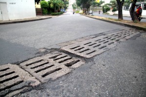 Este deterioro en el pavimento, en la Transversal Oriental, molesta a los conductores. - Javier Gutiérrez / GENTE DE CABECERA