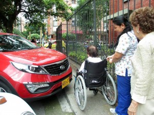 Muchos andenes permanecen invadidos de carros, lo que dificulta la labor de quienes ayudan a las personas en silla de ruedas