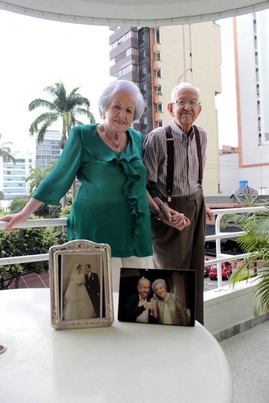 Esta pareja conserva la foto de su matrimonio, efectuado hace 61 años