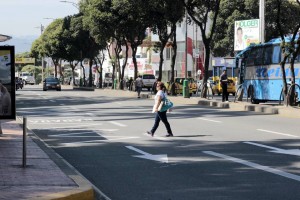 Varios ciudadanos del sector de Sotomayor y Nuevo Sotomayor solicitan un puente peatonal o reductores de velocidad para poder cruzar la carrera 27. - Fabián Hernández / GENTE DE CABECERA